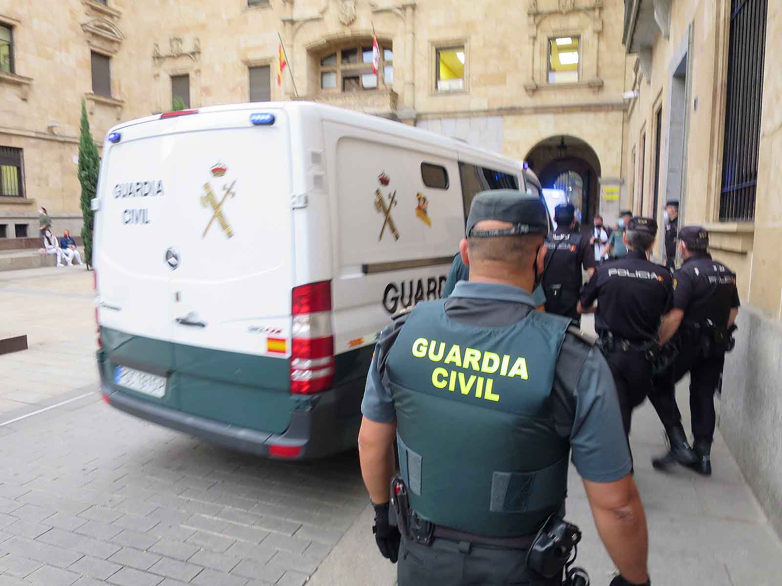 La llegada de los procesados a la Audiencia Provincial.