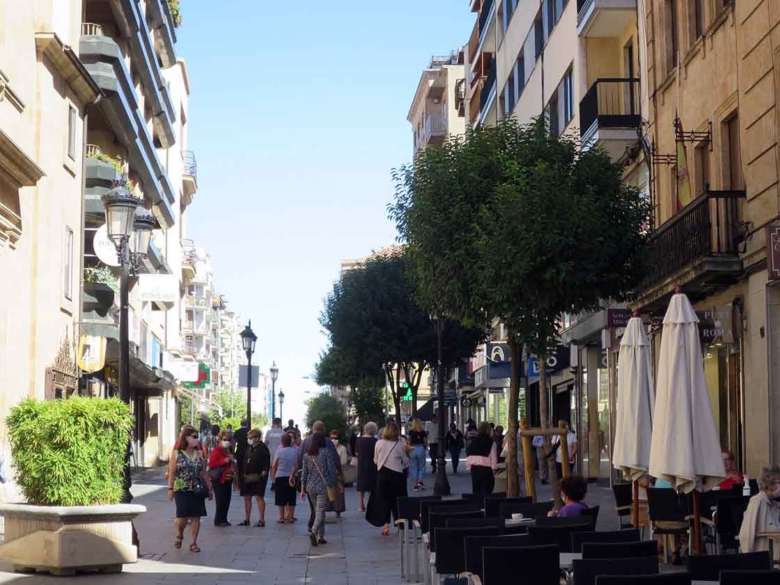 Ciudadanos por la calle Zamora.