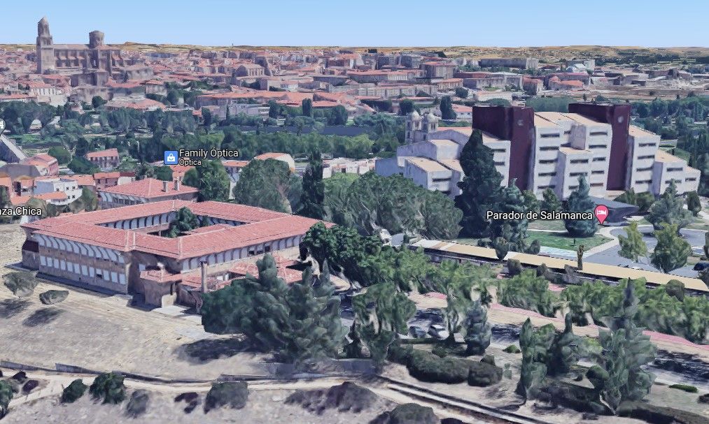 El colegio de Infantil y Primaria Virgen de la vega, junto al Parador.