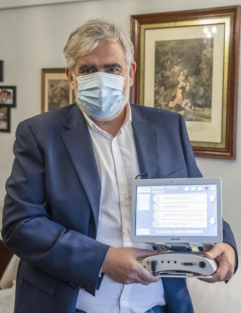 Dos Santos / ICAL . Un proyecto piloto con un aparato de telemedicina para controlar a enfermos con insuficiencia cardíaca y respiratoria. En la imagen Ángel Alonso(I), y David Astruga (D)