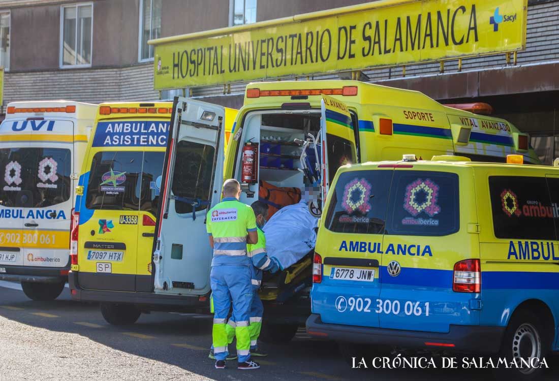Ambulancias a las puertas del Clínico, este miércoles. (Foto: Archivo / David Martín Sánchez)