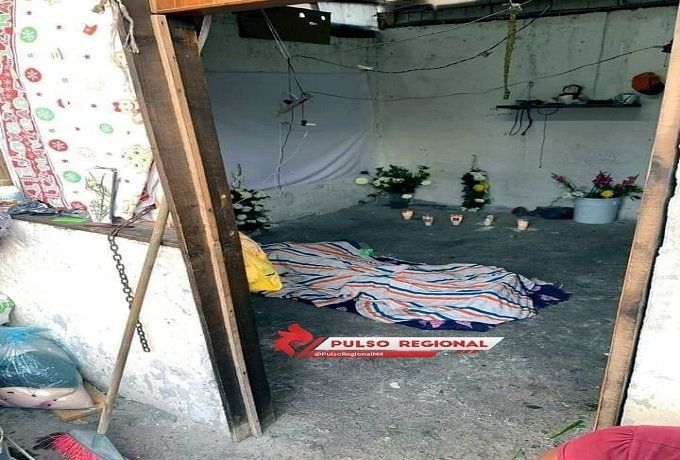 El cadáver del joven en el suelo. (Twitter)