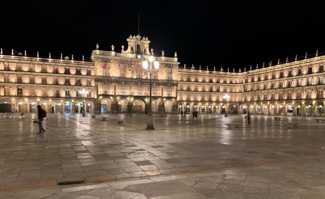La Plaza mayor unos minutos después de las diez de la noche. ARCHIVO
