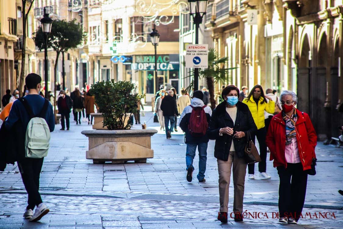 Salmantinos por la calle, la semana pasada. (Foto: David Martín Sánchez)