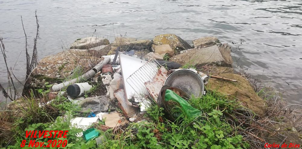 Basura en el embarcadero de Vilvestre. Foto. Carlos de Dios. 