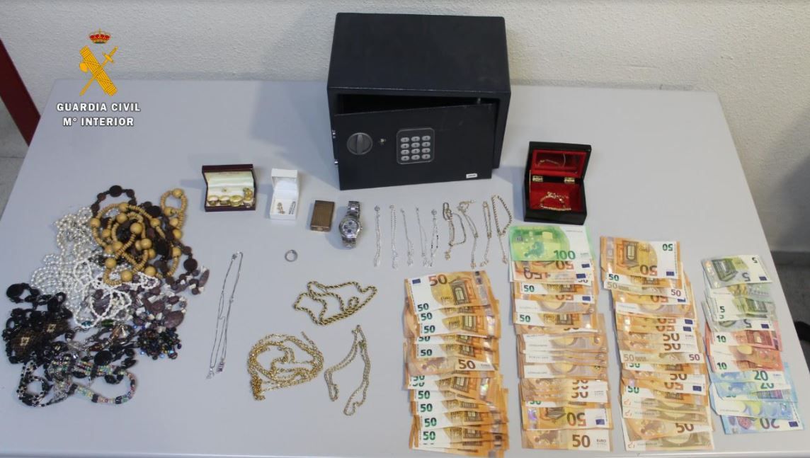 Dinero y joyas que tenía en su poder el detenido.