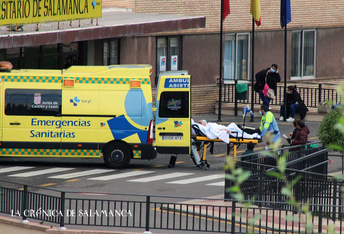 Una ambulancia lleva un paciente el Clínico. (Foto: Davis Martín Sánchez)