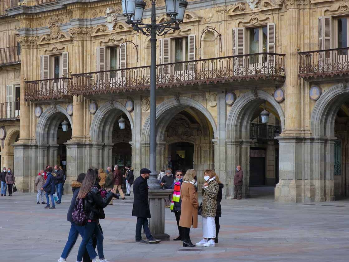 Se acabó, de momento, tomar el café en bancos, farolas y jardineras.