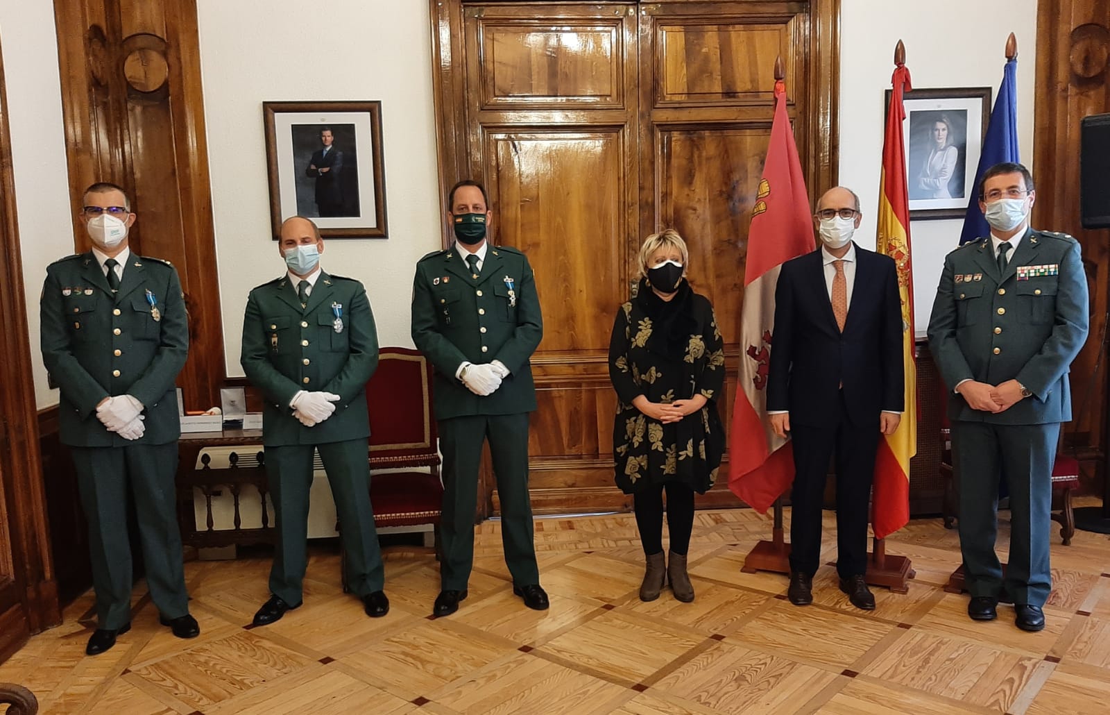 Los agentes de la Guardia Civil son distinguidos con las cruces de la Orden del Mérito Civil. 