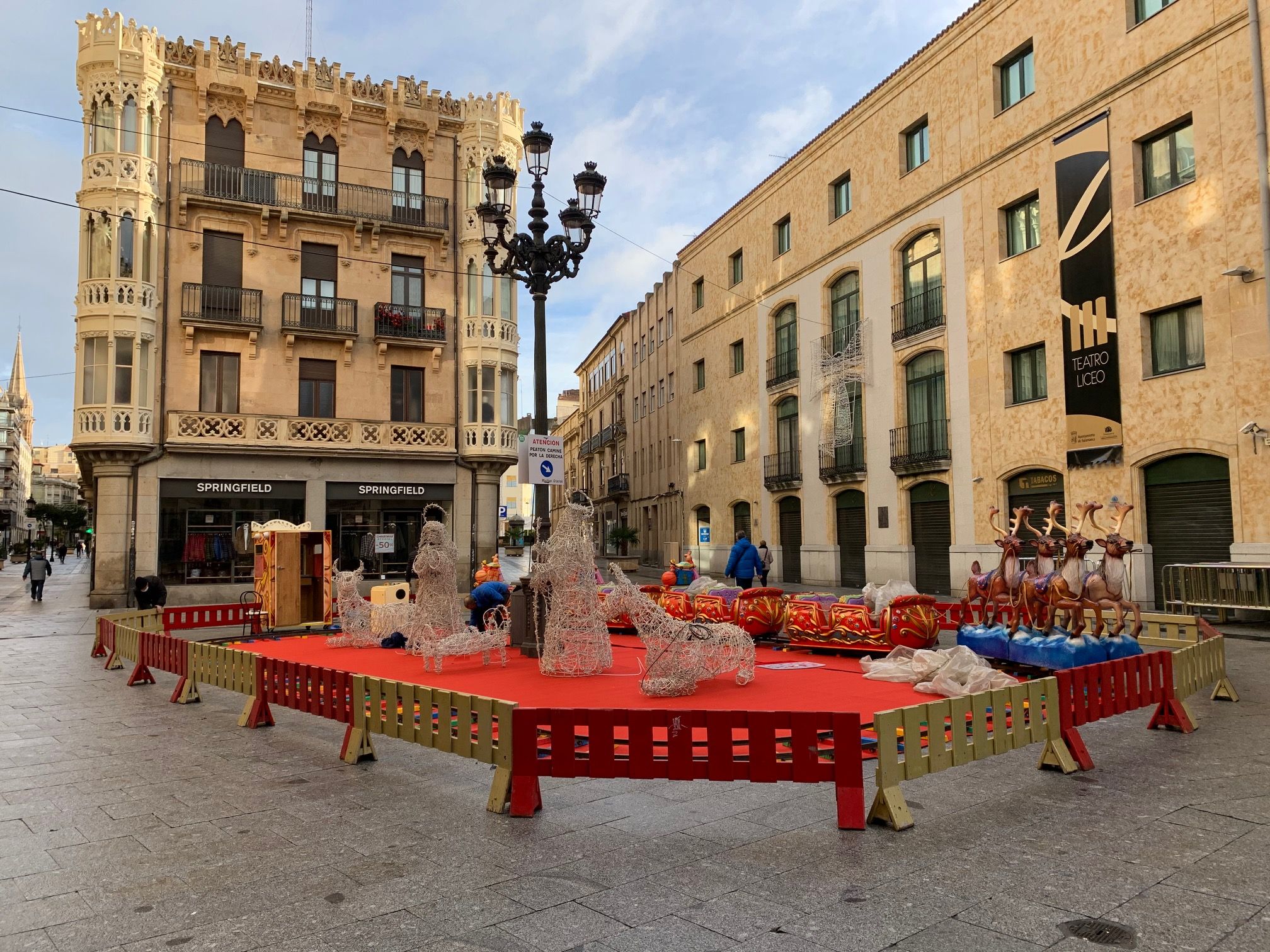 El carrusel navideño se está instalando en la plaza del Liceo. 
