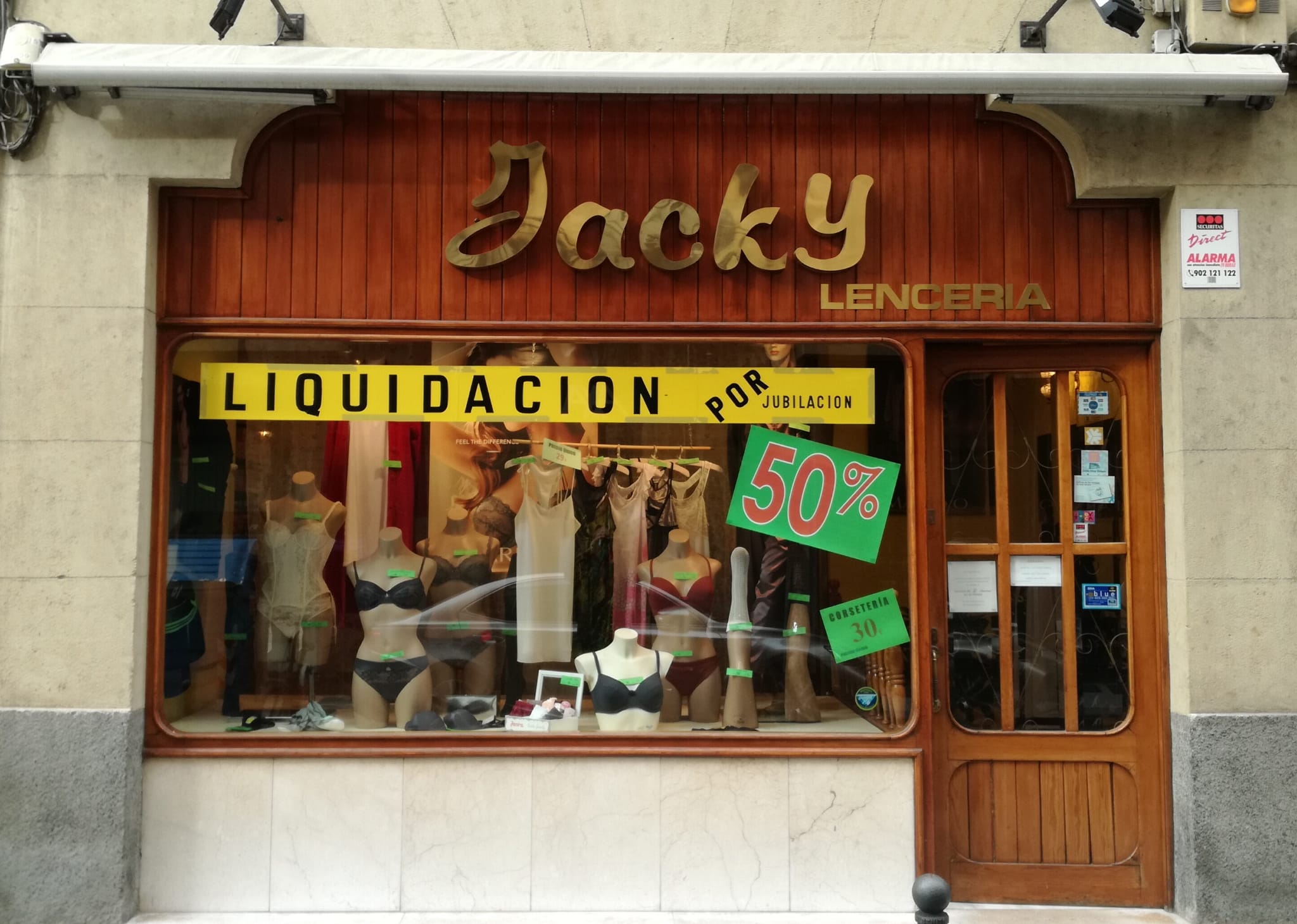 Emy y Javier, responsables de Jacky Lencería, en la calle Dimas Maradiaga, cierran por jubiliación. 