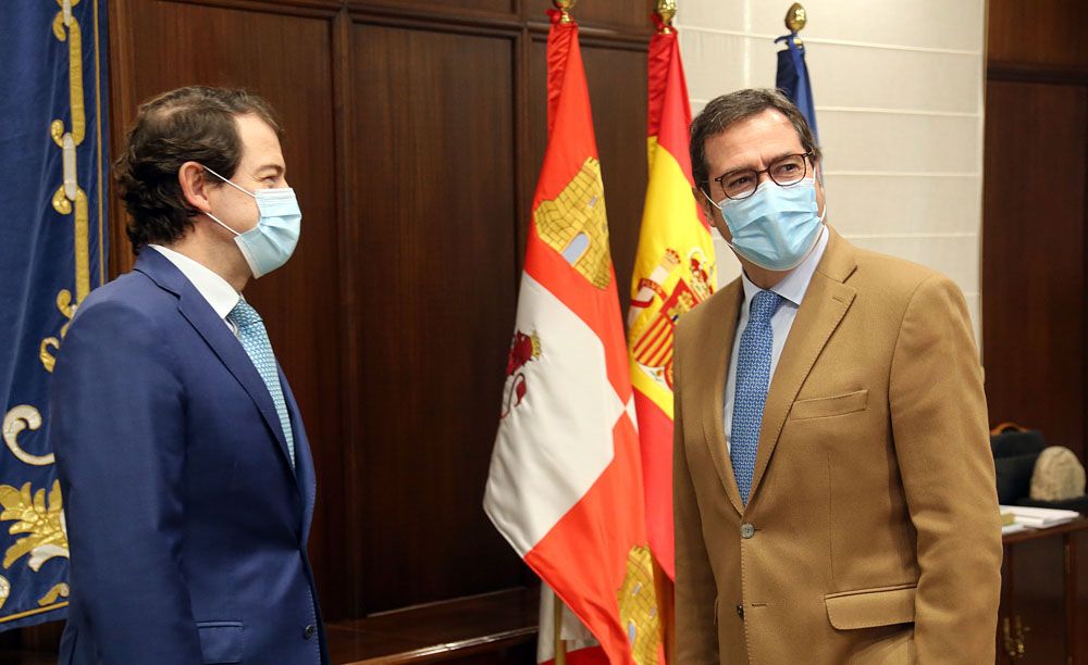  Rubén Cacho / ICAL . El presidente de la Junta de Castilla y León, Alfonso Fernández Mañueco, se reúne con el presidente de la CEOE, Antonio Garamendi.