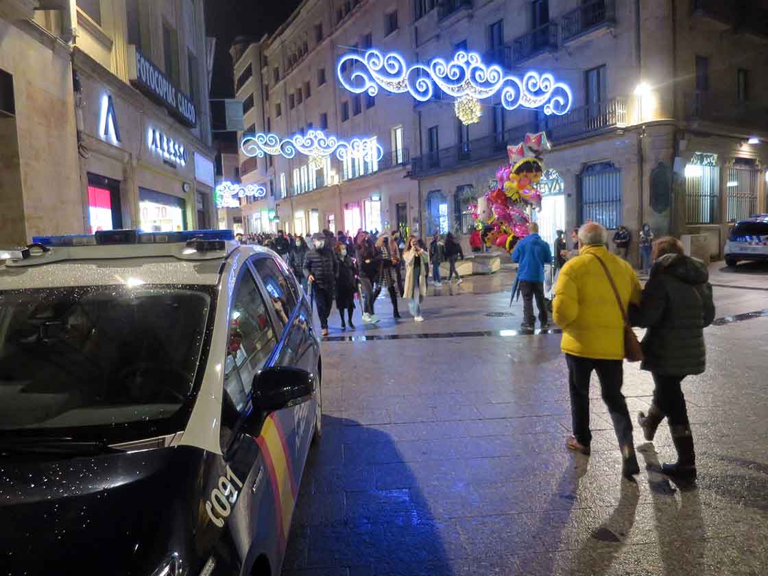 Coches policiales en la calle Toro.