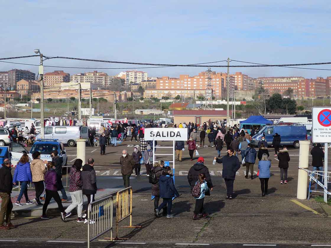 Un operario ofrece gel hidroalcohólico por la puerta de acceso al rastro.