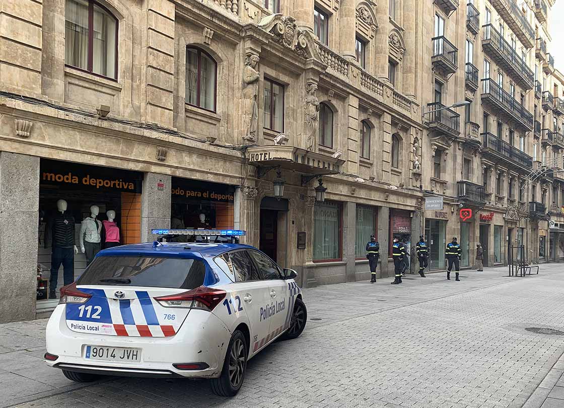 La Policía junto a la salida de emergencia de la discoteca, al lado del hotel, este domingo.