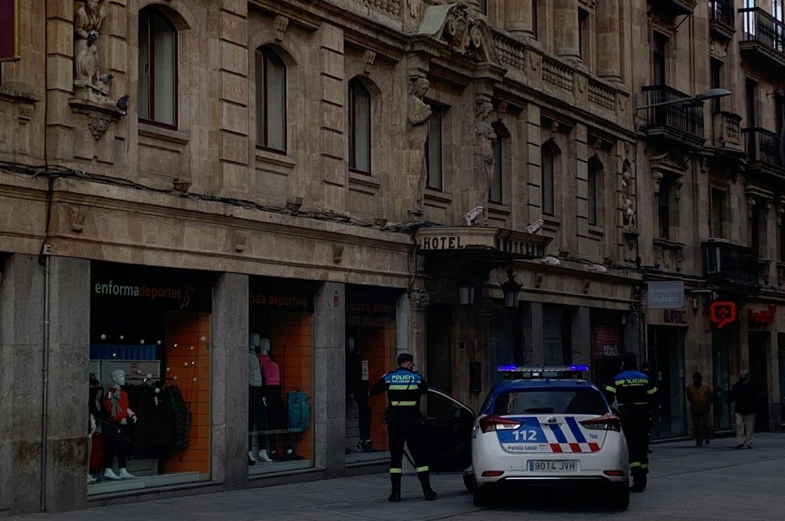 La Policía ante la salida de emergencia de la discoteca y la entrada del hotel.