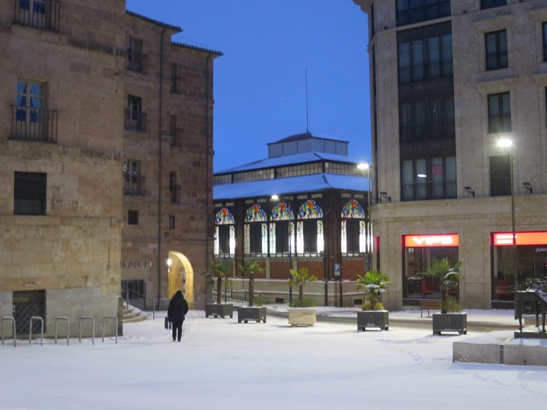 El mercado central desde la plaza del Poeta Iglesias, tras la nevada de Filomena. 