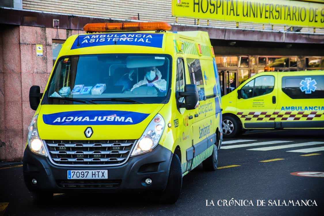 Ambulancias ante la puerta del Clínico. (Foto: David Martín Sánchez) ARCHIVO. 