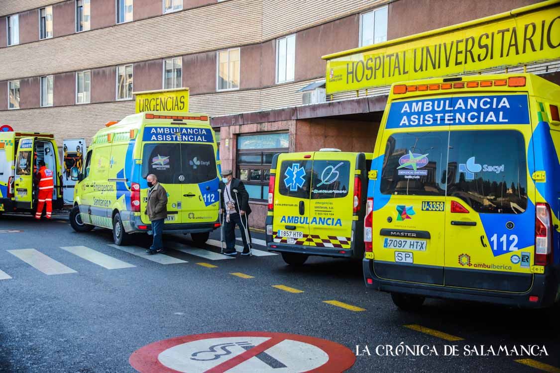 Varias ambulancias ante el Hospital Clínico de Salamanca, en enero. (Foto: David Martín Sánchez)