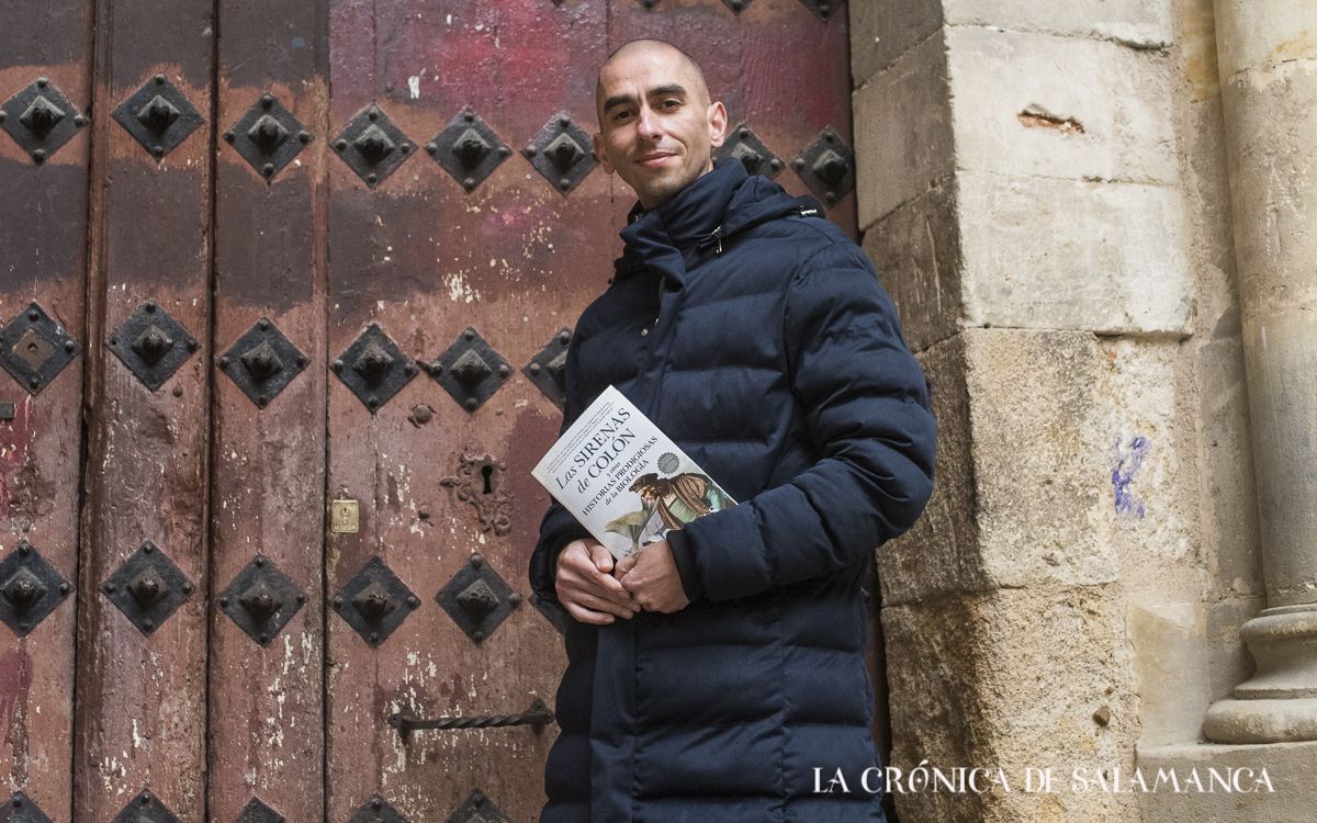 Raúl Rivas, catedrático de Microbiología de la Usal,, autor del libro 'Las sirenas de Colón y otras historias prodigiosas de la Biología'.