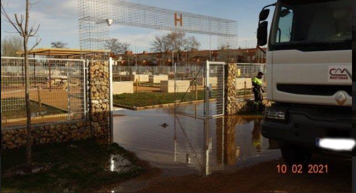 Los operarios achicaron agua de los huertos urbanos este miércoles. 