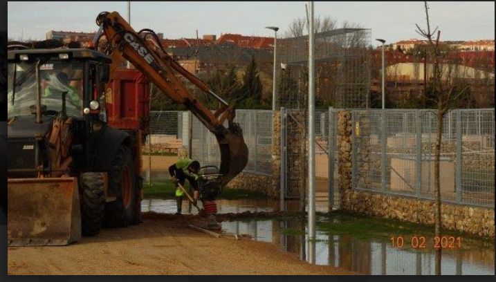 Los operarios achicaron agua de los huertos urbanos este miércoles. 