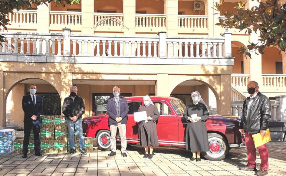 El Automóvil Club de Salamanca y El Corte Inglés entregan a la organización la recaudación del ‘Día del Guardia Urbano. 