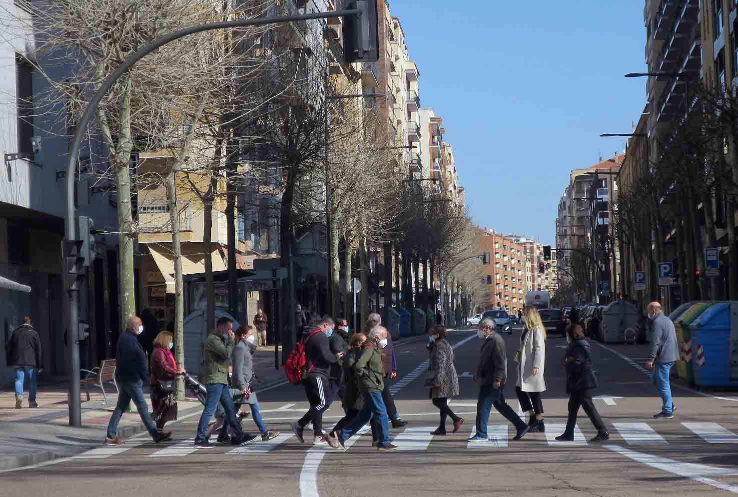 Salmantinos en la confluencia de María Auxiliadora y avenida de Mirat. (Archivo)