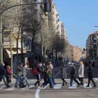 Salmantinos en la confluencia de María Auxiliadora y avenida de Mirat. (Archivo)