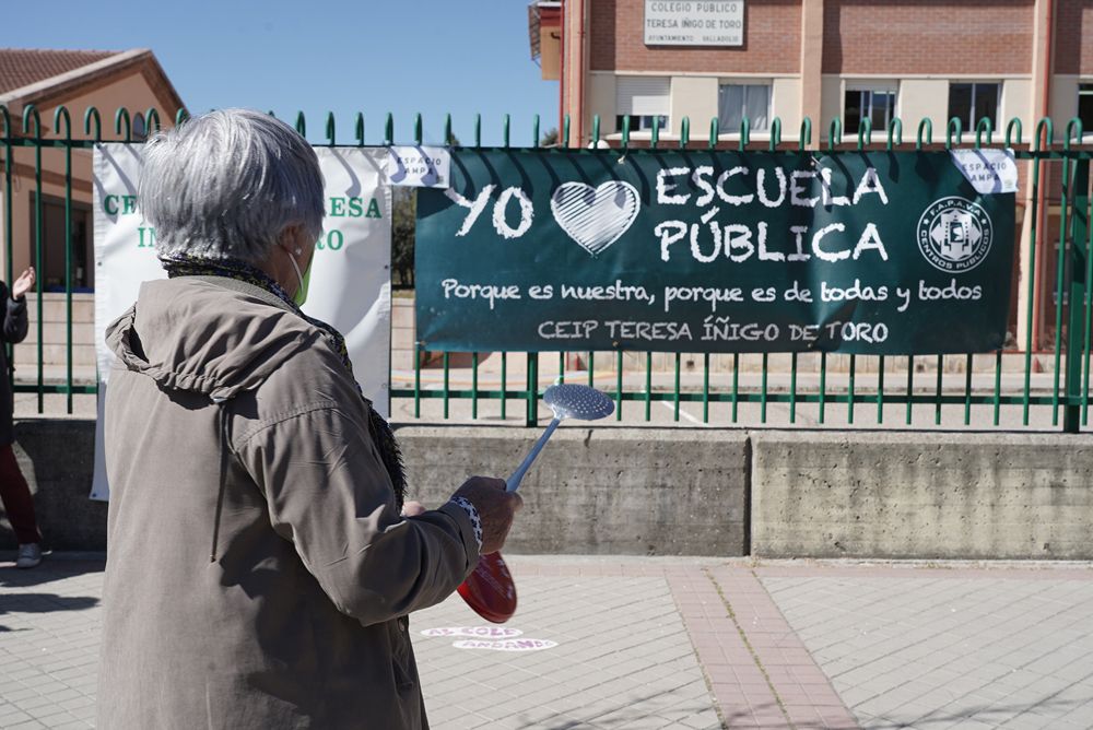 ICAL. Concentración de las Ampas ante un colegio público de Castilla y León. 