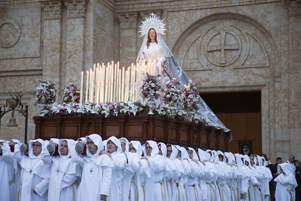 David Arranz / ICAL. El paso de María Nuestra Madre es portado a hombros por más de un centenar de mujeres