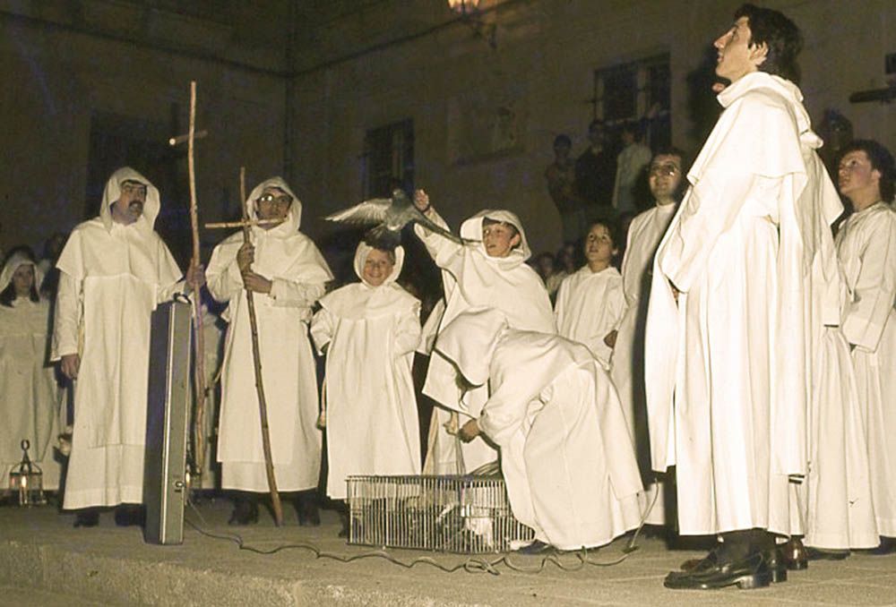 Hermandad de Amor y Paz / ICAL. Medio siglo de la hermandad que revitalizó la Pasión salmantina. Los hermanos de Amor y Paz sacaban en la procesión pancartas con frases extraídas de La Biblia.