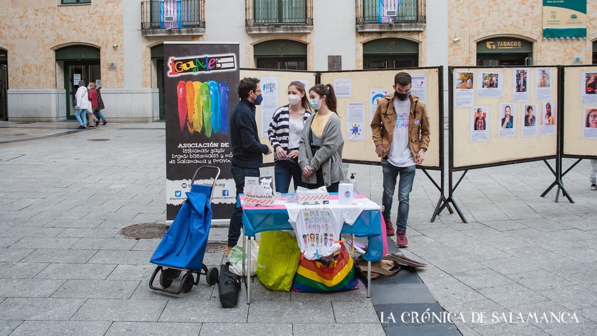 Miembros de las asociaciones de Transformación, Iguales e Iguales USAL en la plaza del Liceo. 