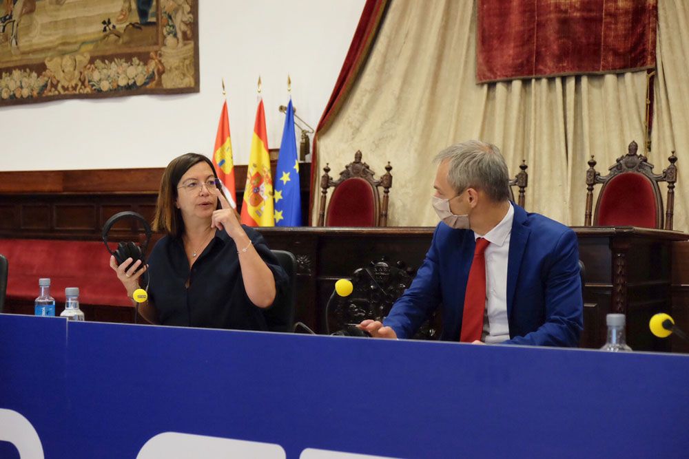 JESÚS FORMIGO / ICAL. La directora del programa Hoy por hoy, de la SER, Angels Barceló, junto al rector, Ricardo Rivero JESÚS FORMIGO / ICAL. La directora del programa Hoy por hoy, de la SER, Angels Barceló, junto al rector, Ricardo Rivero