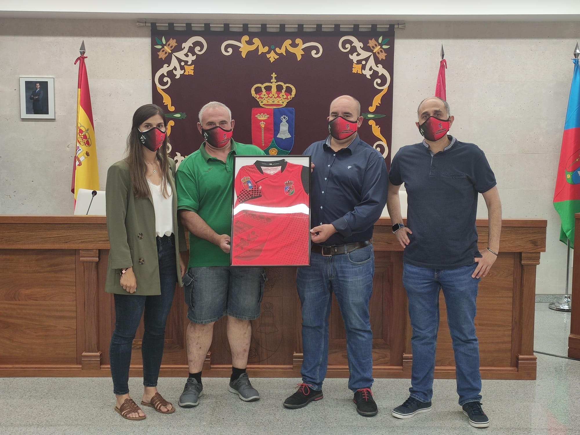 El alcalde y la concejala de Deportes de Villares de la Reina reciben la equipación del Club Deportivo Villares. 