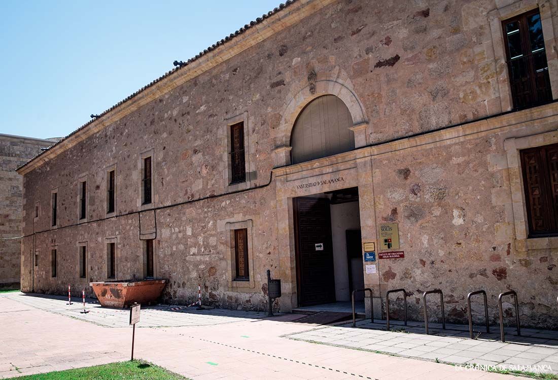El Colegio Menor de Huérfanos de Salamanca que funda Francisco de Solis es donde se está la Facultad de Educación y Pedagogía, en Canalejas.
