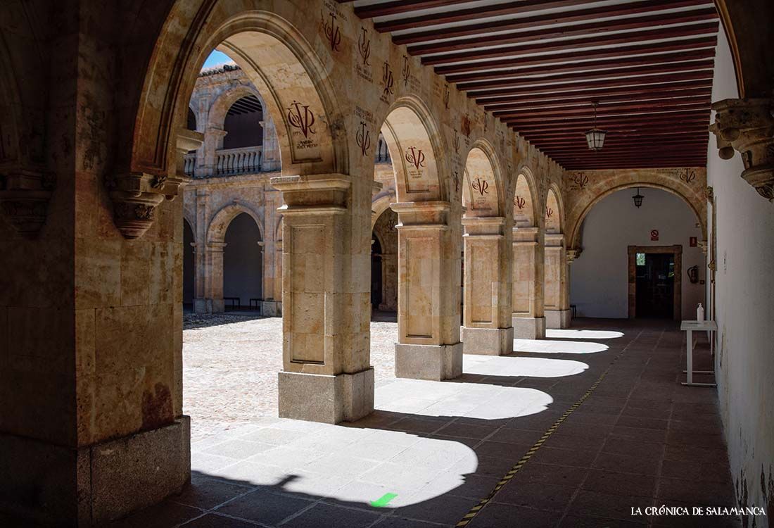 El Colegio Menor de Huérfanos de Salamanca que funda Francisco de Solis es donde se está la Facultad de Educación y Pedagogía, en Canalejas.