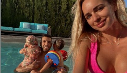 Jordi Alba y Romarey Ventura, con sus dos hijos. Foto. Instagram.