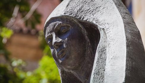 La escultura en memoria de santa Bonifacia, junto al colegio las Siervas de San José. (Foto: Almudena Iglesias Martín)