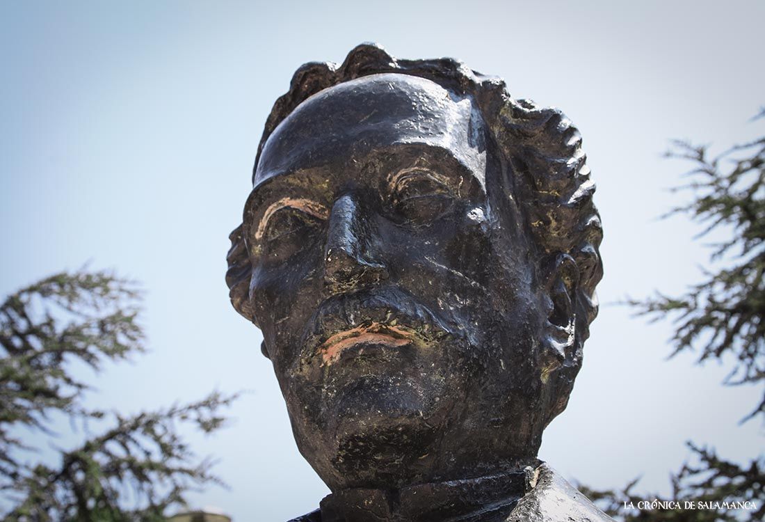 La estatua a Manuel Villar y Macías, cronista de Salamanca. Fotos. Almudena Iglesias Martín. 