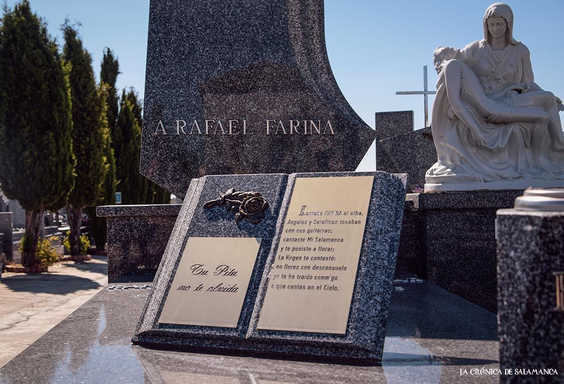 La tumba de Rafael Farina, en el cementerio de San Carlos Borromeo. FOTOS. Almudena Iglesias Martín.