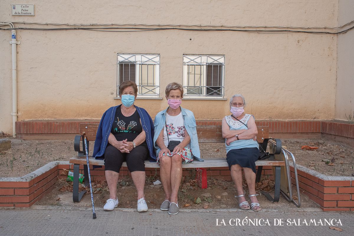 Dolores, Pepi y Feli, tres vecinas del barrio de La Vega. El marido de Feli ganó varios concursos de Jardines. 
