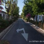 Una de las calles del barrio de La Vega con sus jardines cuidados y florecidos. 