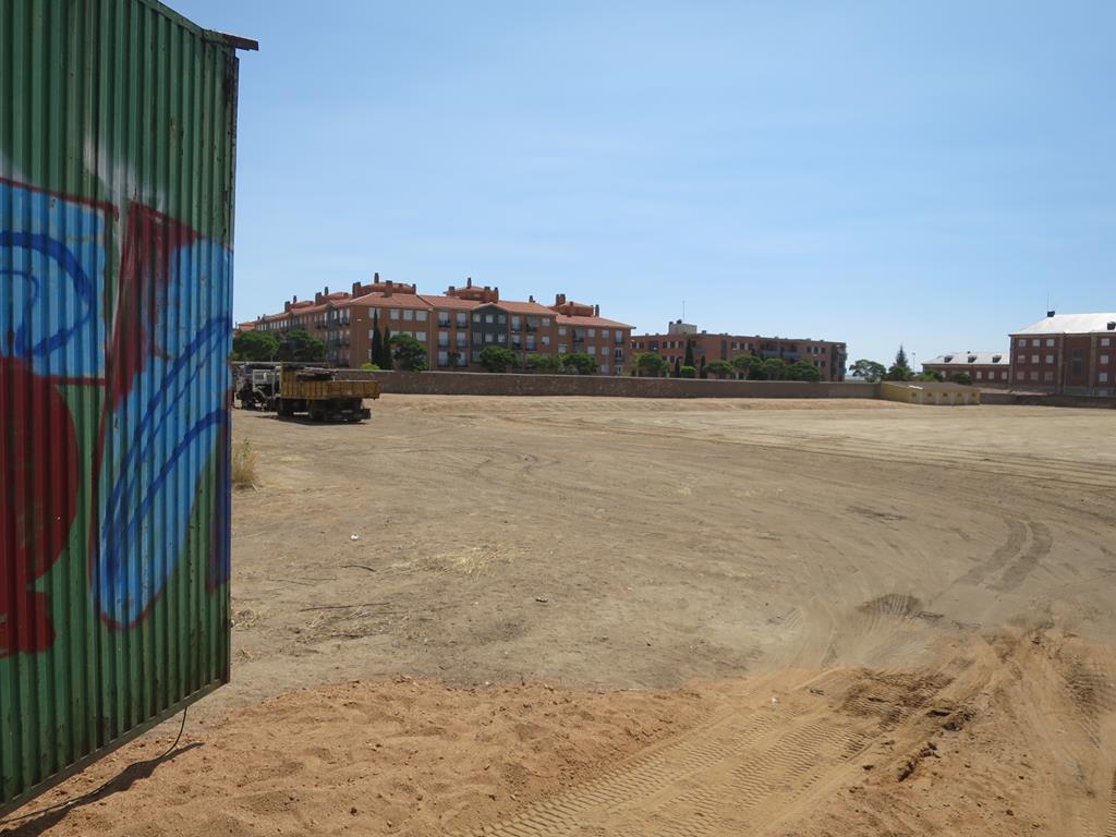 Los trabajos para dejar niquelado el campo de fútbol de Puente Ladrillo, que es de una empresa.