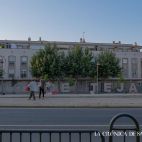 Tres personas pasean cerca del antiguo frontón de Tejares. 