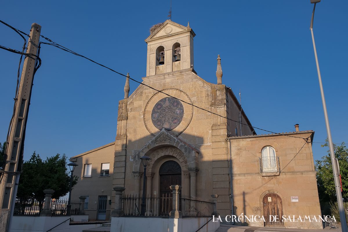 La iglesia de San Pedro y la Virgen de la Salud de Tejares. 