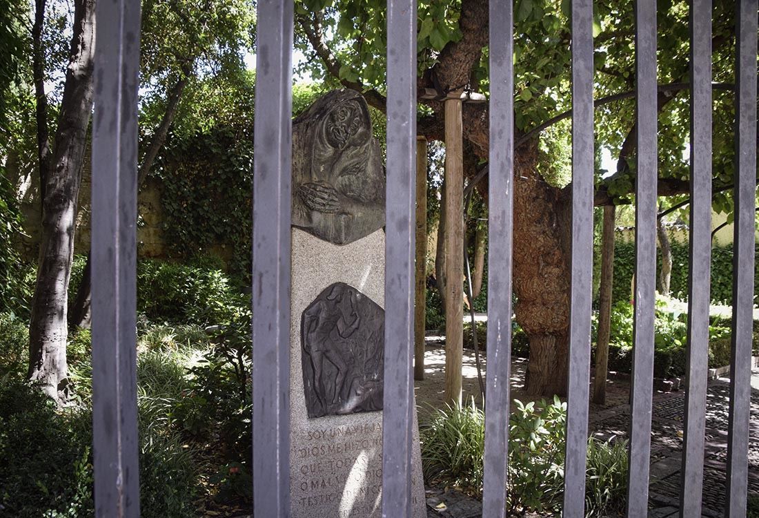 La escultura de La Celestina, obra de Agustín Casillas, en el Huerto de Calisto y Melibea. 