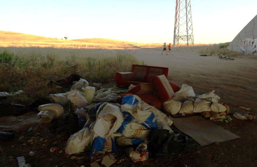 Basura, muebles y vertidos es lo que se encuentran los paseantes del Camino de Santiago en la entrada sur de Salamanca.  Foto. Comité Antinuclear y Ecologista de Salamanca. 