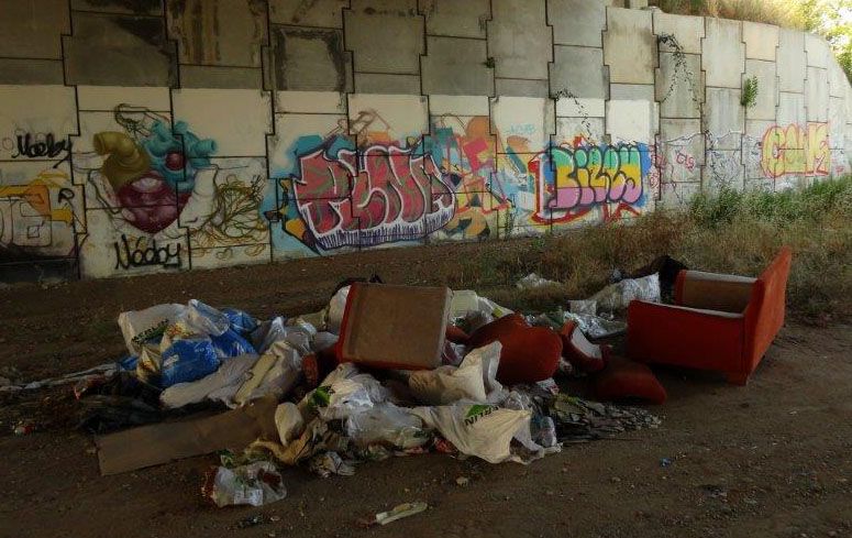 Basura, muebles y vertidos es lo que se encuentran los paseantes del Camino de Santiago en la entrada sur de Salamanca. Foto. Comité Antinuclear y Ecologista de Salamanca. 