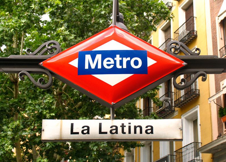 Parada de metro de La Latina. Parada de metro de La Latina.